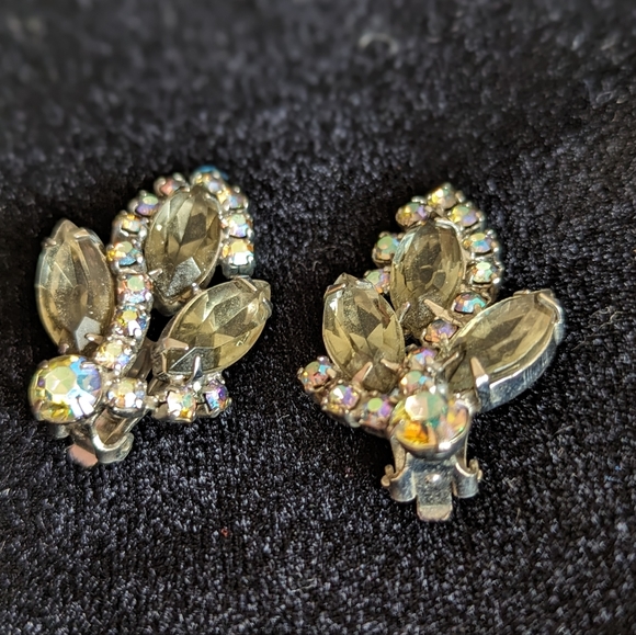 Vintage 50's Clip Earrings with Smoky/Aurora Borealis Stones and Silver Tone - Picture 3 of 8